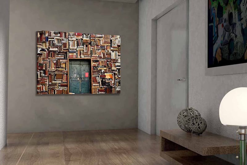 Canvas taulu 70x100 cm - Kirjoilla peitetty seinä, jossa ovi keskellä - Ruskea / Vihreä / Punainen - Sisustustuotteet - Taulu & taide - Canvas-taulu