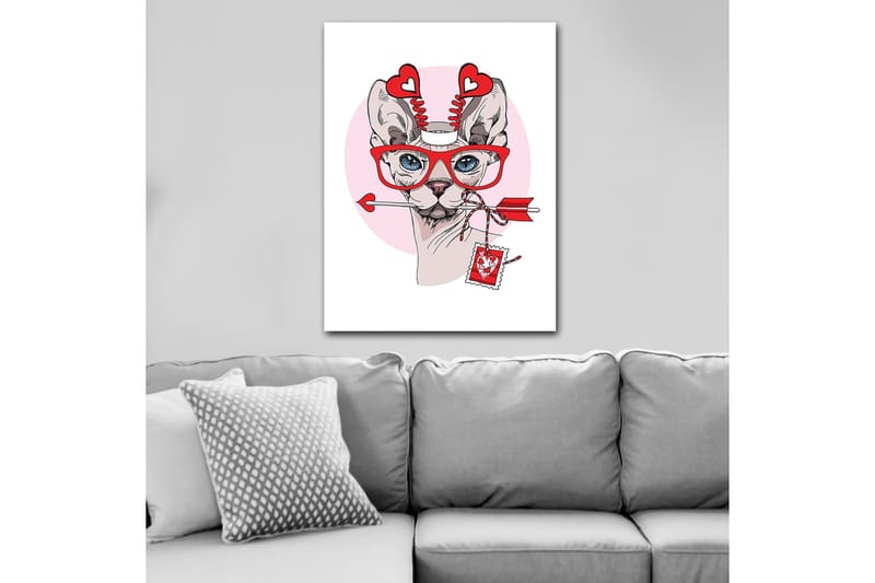 Canvas taulu 70x100 cm - Kissa, jolla on suuret silmälasit ja sydämenmuotoiset yksityiskohdat, pitelee nuolta suussaan - Punainen / Vaaleanpunainen / Harmaa - Sisustustuotteet - Taulu & taide - Canvas-taulu