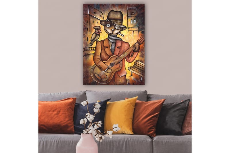 Canvas taulu 70x100 cm - Kissapukuinen muusikko soittaa kitaraa lintu olkapäällään kaupunkiympäristössä - Ruskea / Oranssi / Beige - Sisustustuotteet - Taulu & taide - Canvas-taulu