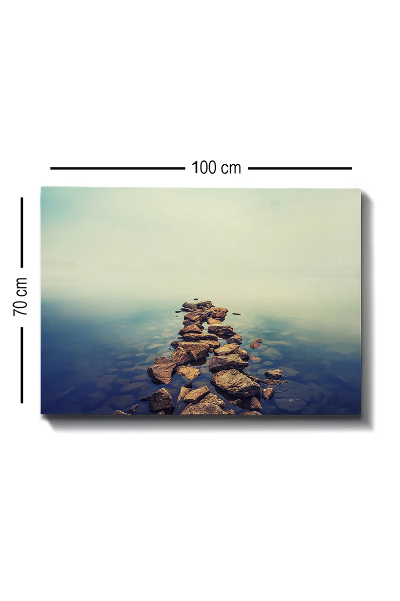 Canvas taulu 70x100 cm - Kivinen polku, joka ulottuu tyynen veden pinnan yli - Harmaa / Sininen / Beige - Sisustustuotteet - Taulu & taide - Canvas-taulu