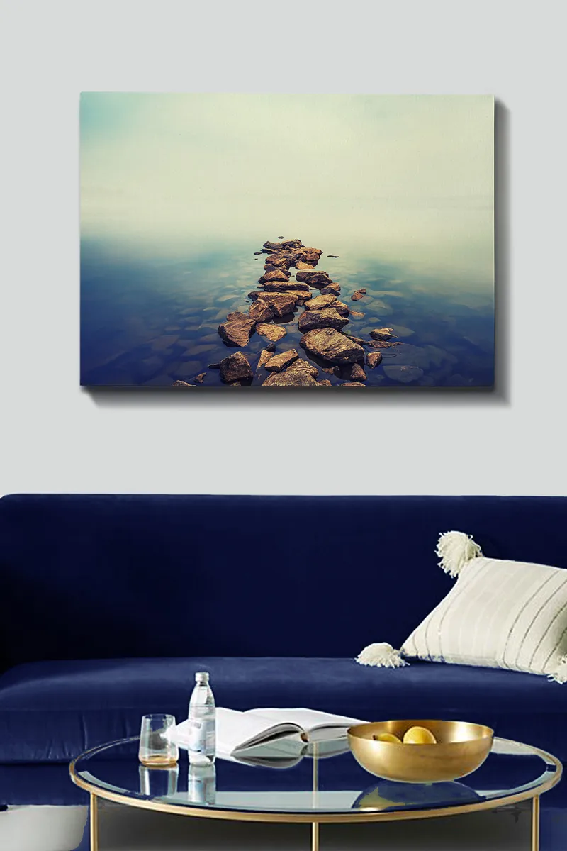 Canvas taulu 70x100 cm - Kivinen polku, joka ulottuu tyynen veden pinnan yli - Harmaa / Sininen / Beige - Sisustustuotteet - Taulu & taide - Canvas-taulu