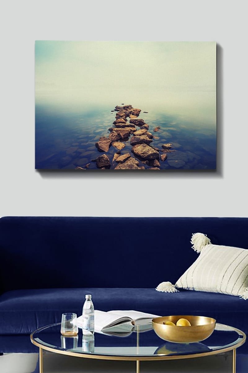 Canvas taulu 70x100 cm - Kivinen polku, joka ulottuu tyynen veden pinnan yli - Harmaa / Sininen / Beige - Sisustustuotteet - Taulu & taide - Canvas-taulu