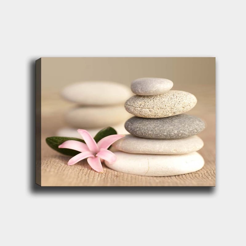 Canvas taulu 70x100 cm - Kivipyramidi vaaleanpunaisella kukalla, joka symboloi tasapainoa ja harmoniaa - Harmaa / Beige / Vaaleanpunainen - Sisustustuotteet - Taulu & taide - Canvas-taulu
