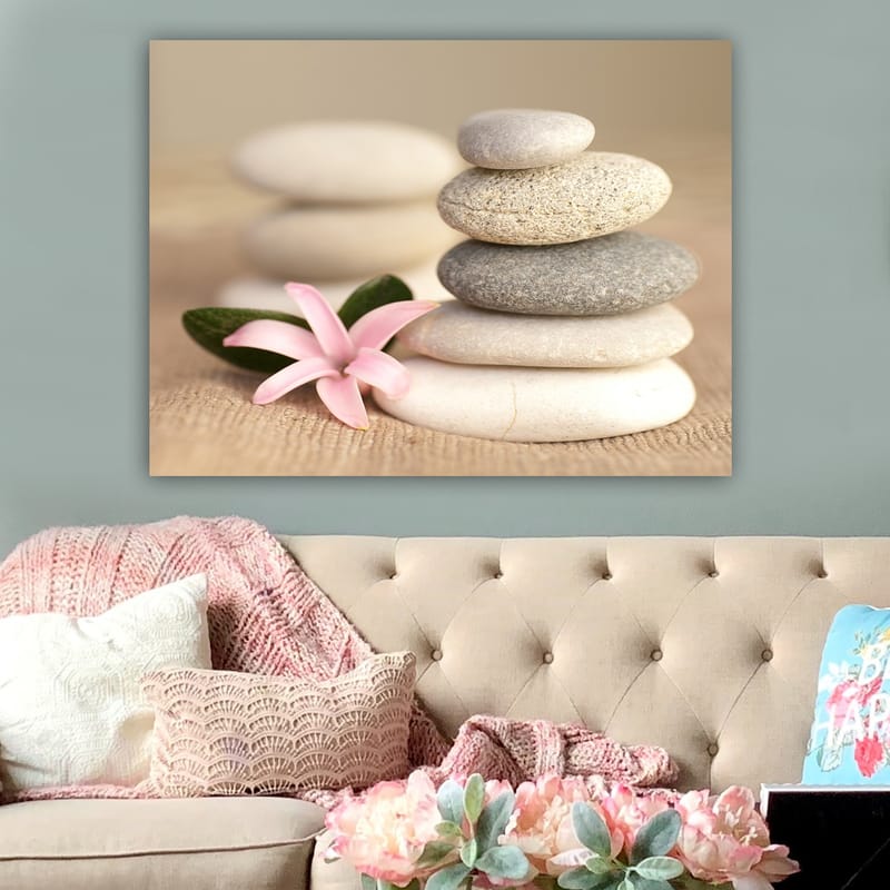 Canvas taulu 70x100 cm - Kivipyramidi vaaleanpunaisella kukalla, joka symboloi tasapainoa ja harmoniaa - Harmaa / Beige / Vaaleanpunainen - Sisustustuotteet - Taulu & taide - Canvas-taulu