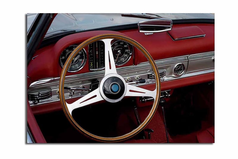 Canvas taulu 70x100 cm - Klassinen auton sisustus, jossa keskitytään ohjauspyörään ja kojelautaan, Punainen / Hopea / Musta