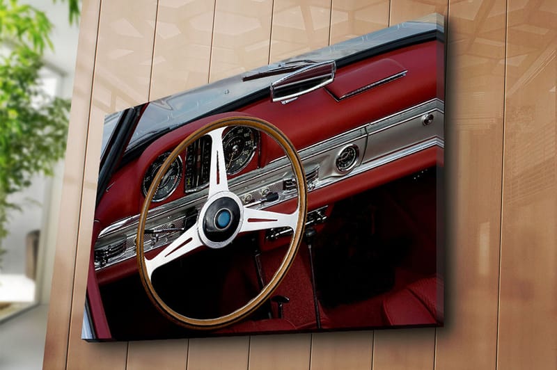 Canvas taulu 70x100 cm - Klassinen auton sisustus, jossa keskitytään ohjauspyörään ja kojelautaan - Punainen / Hopea / Musta - Sisustustuotteet - Taulu & taide - Canvas-taulu