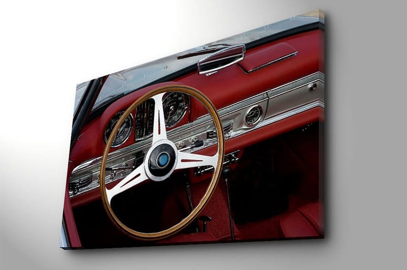 Canvas taulu 70x100 cm - Klassinen auton sisustus, jossa keskitytään ohjauspyörään ja kojelautaan - Punainen / Hopea / Musta - Sisustustuotteet - Taulu & taide - Canvas-taulu