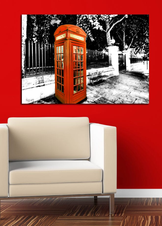 Canvas taulu 70x100 cm - Klassinen punainen puhelinkoppi mustavalkoisessa kaupunkikuvassa - Punainen / Musta / Valkoinen - Sisustustuotteet - Taulu & taide - Canvas-taulu