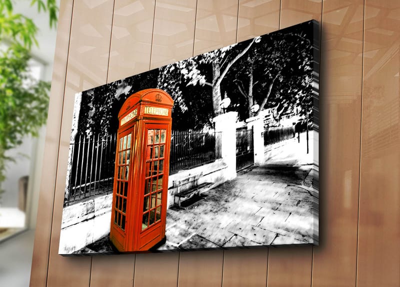 Canvas taulu 70x100 cm - Klassinen punainen puhelinkoppi mustavalkoisessa kaupunkikuvassa - Punainen / Musta / Valkoinen - Sisustustuotteet - Taulu & taide - Canvas-taulu
