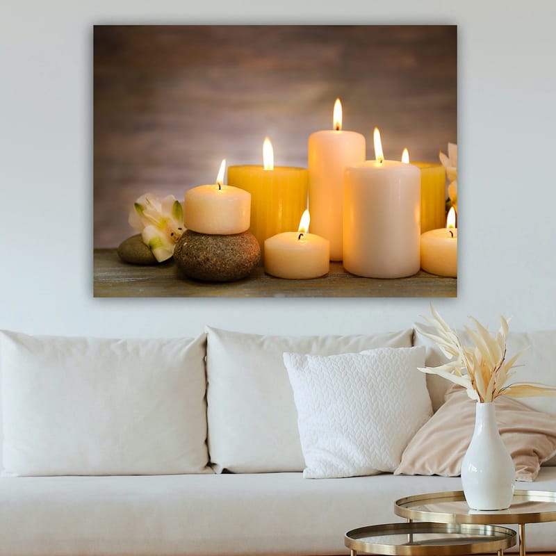 Canvas taulu 70x100 cm - Kokoelma erimuotoisia ja -kokoisia kynttilöitä, joita ympäröivät kivet ja kukka - Keltainen / Valkoinen / Beige - Sisustustuotteet - Taulu & taide - Canvas-taulu
