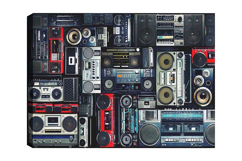 Canvas taulu 70x100 cm - Kokoelma retroäänijärjestelmiä ja kasettisoittimia eri kokoisina ja muotoisina, Punainen / Musta / Harmaa