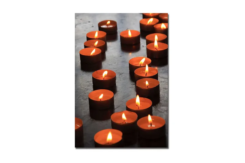 Canvas taulu 70x100 cm - Kokoelma sytytettyjä teekynttilöitä, jotka luovat lämpimän ja kutsuvan tunnelman, Oranssi / Musta