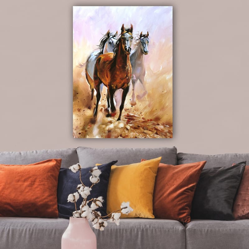 Canvas taulu 70x100 cm - Kolme hevosta laukkaa eteenpäin dynaamisessa liikkeessä - Ruskea / Valkoinen / Beige - Sisustustuotteet - Taulu & taide - Canvas-taulu