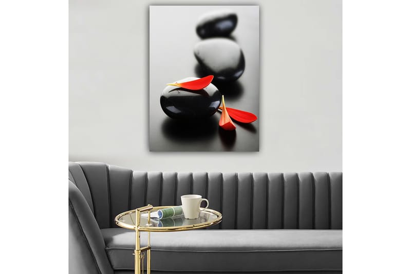Canvas taulu 70x100 cm - Kolme mustaa kiveä ja punaisia kukkaterälehtiä luovat harmonisen ja rentouttavan sommitelman. - Musta / Punainen - Sisustustuotteet - Taulu & taide - Canvas-taulu