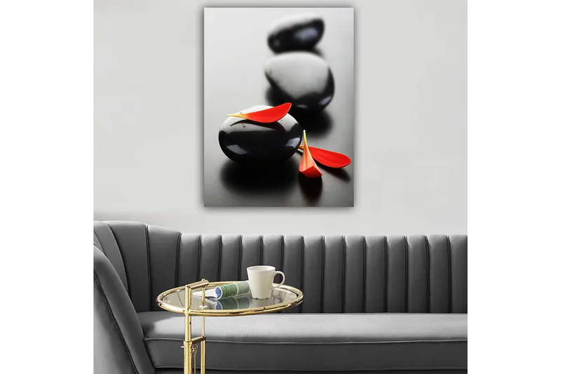 Canvas taulu 70x100 cm - Kolme mustaa kiveä ja punaisia kukkaterälehtiä luovat harmonisen ja rentouttavan sommitelman. - Musta / Punainen - Sisustustuotteet - Taulu & taide - Canvas-taulu