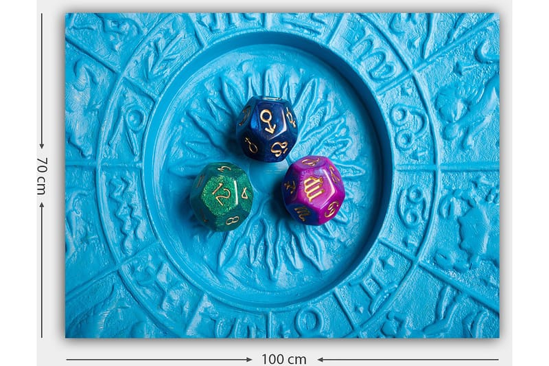 Canvas taulu 70x100 cm - Kolme värikästä noppaa sinisellä kuviollisella taustalla - Sininen / Vihreä / Violetti - Sisustustuotteet - Taulu & taide - Canvas-taulu