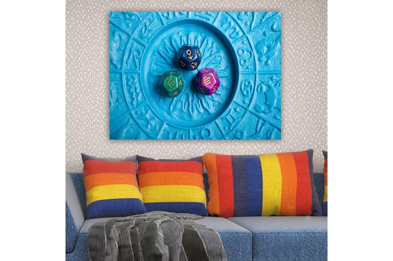 Canvas taulu 70x100 cm - Kolme värikästä noppaa sinisellä kuviollisella taustalla - Sininen / Vihreä / Violetti - Sisustustuotteet - Taulu & taide - Canvas-taulu