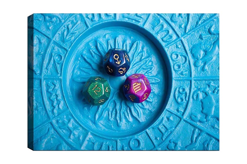 Canvas taulu 70x100 cm - Kolme värikästä noppaa sinisellä kuviollisella taustalla, Sininen / Vihreä / Violetti