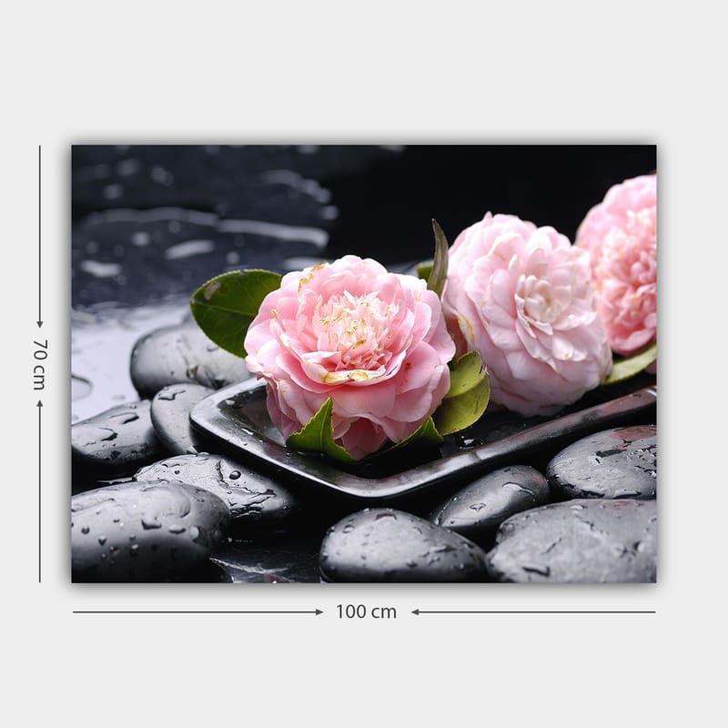 Canvas taulu 70x100 cm - Kolme vaaleanpunaista kukkaa lautasella, jossa on mustia kiviä ja vesipisaroita - Vaaleanpunainen / Musta / Vihreä - Sisustustuotteet - Taulu & taide - Canvas-taulu