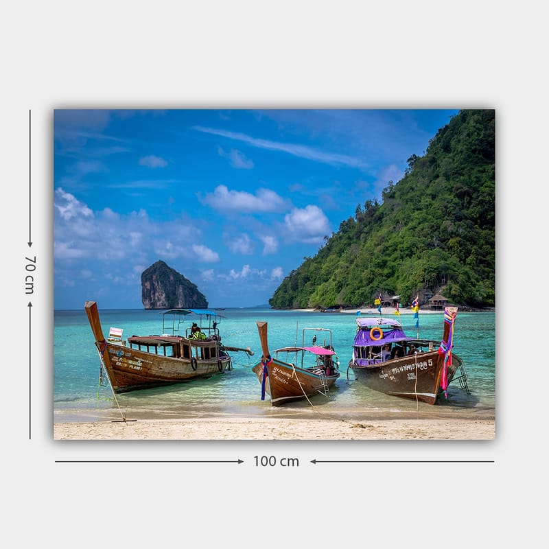 Canvas taulu 70x100 cm - Kolme perinteistä pitkävenettä rannalla, taustalla kivinen saari - Ruskea / Turkoosi / Vihreä - Sisustustuotteet - Taulu & taide - Canvas-taulu