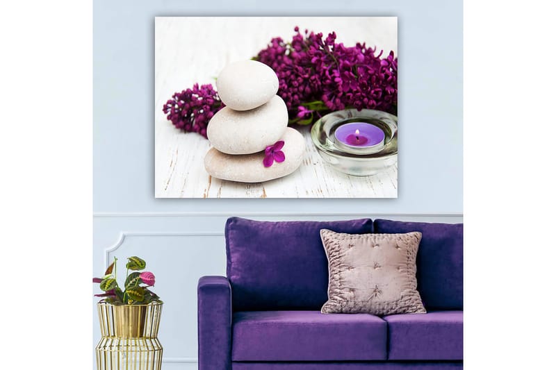 Canvas taulu 70x100 cm - Kolme pinottua kiveä, violetti kukka ja tuoksukynttilä rauhallisessa ja harmonisessa sommitelmassa - Vaaleanharmaa / Violetti - Sisustustuotteet - Taulu & taide - Canvas-taulu