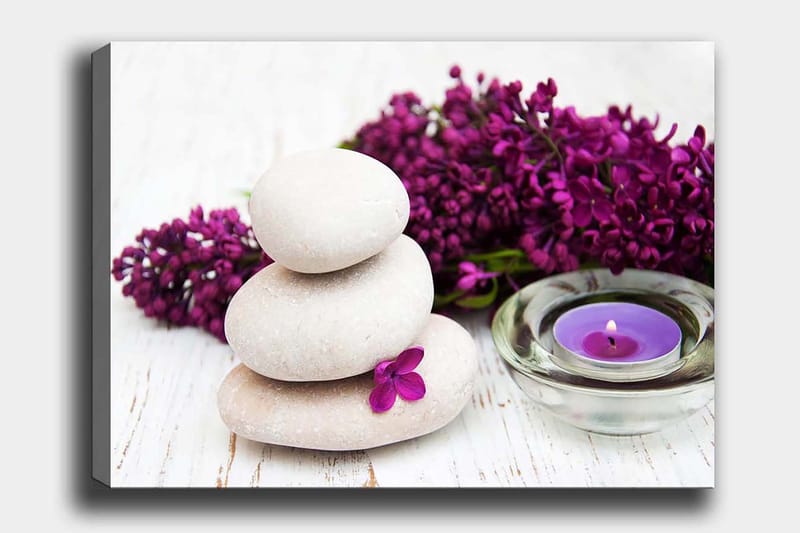Canvas taulu 70x100 cm - Kolme pinottua kiveä, violetti kukka ja tuoksukynttilä rauhallisessa ja harmonisessa sommitelmassa, Vaaleanharmaa / Violetti