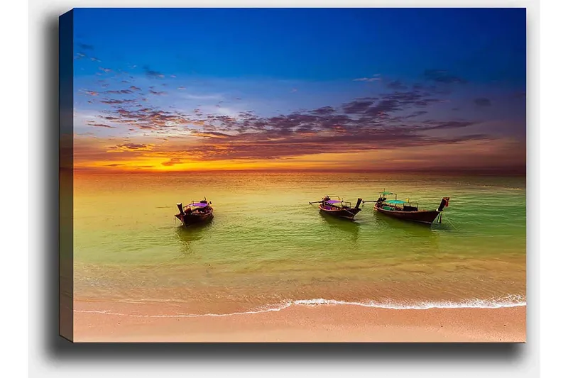 Canvas taulu 70x100 cm - Kolme perinteistä venettä rannalla värikkään auringonlaskun aikaan - Sininen / Oranssi / Vihreä - Sisustustuotteet - Taulu & taide - Canvas-taulu