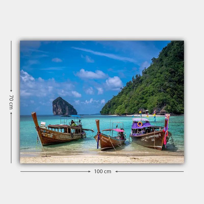 Canvas taulu 70x100 cm - Kolme perinteistä pitkävenettä rannalla, taustalla kivinen saari - Ruskea / Turkoosi / Vihreä - Sisustustuotteet - Taulu & taide - Canvas-taulu