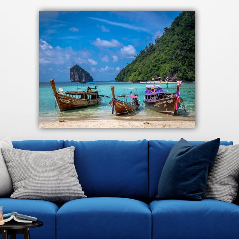 Canvas taulu 70x100 cm - Kolme perinteistä pitkävenettä rannalla, taustalla kivinen saari - Ruskea / Turkoosi / Vihreä - Sisustustuotteet - Taulu & taide - Canvas-taulu