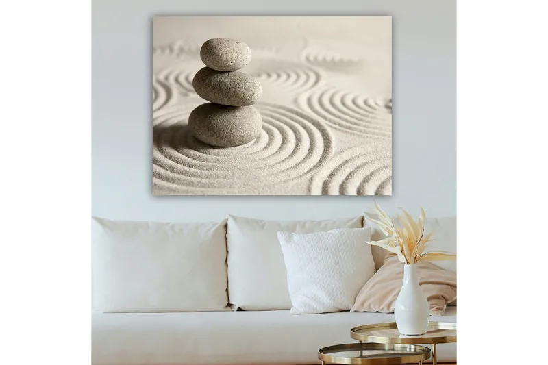 Canvas taulu 70x100 cm - Kolme pinottua kiveä hiekkaisella pinnalla aaltoilevilla kuvioilla - Harmaa / Beige - Sisustustuotteet - Taulu & taide - Canvas-taulu