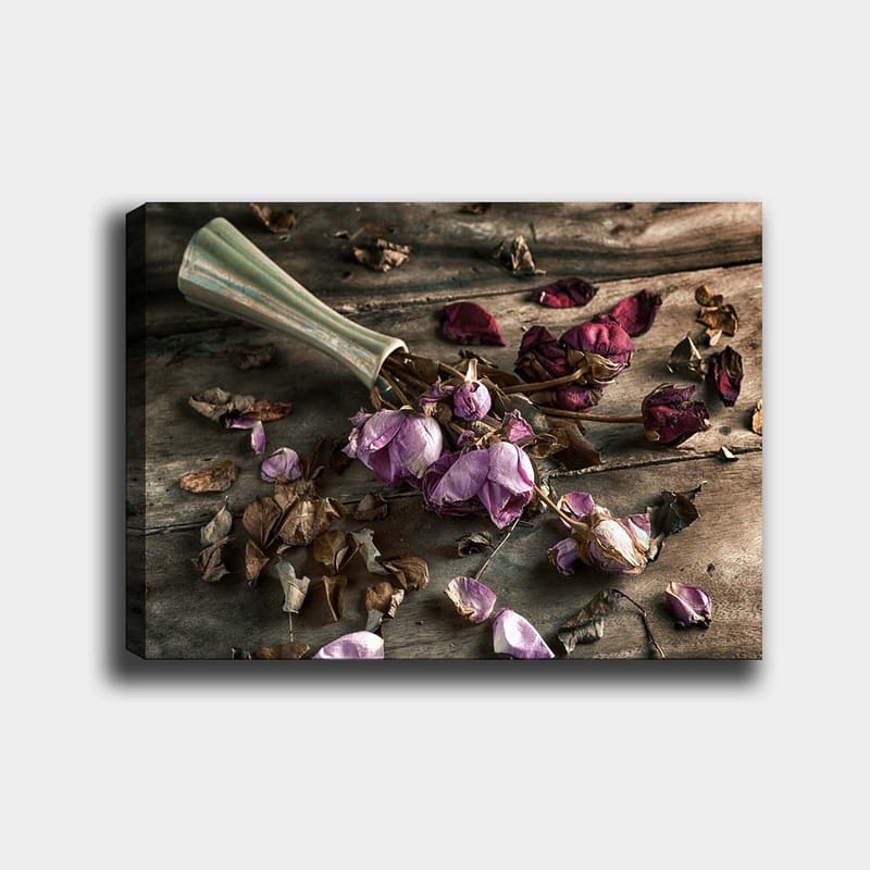 Canvas taulu 70x100 cm - Kuivattuja ruusuja ja lehtiä kauniissa sommitelmassa, Violetti / Ruskea / Vihreä