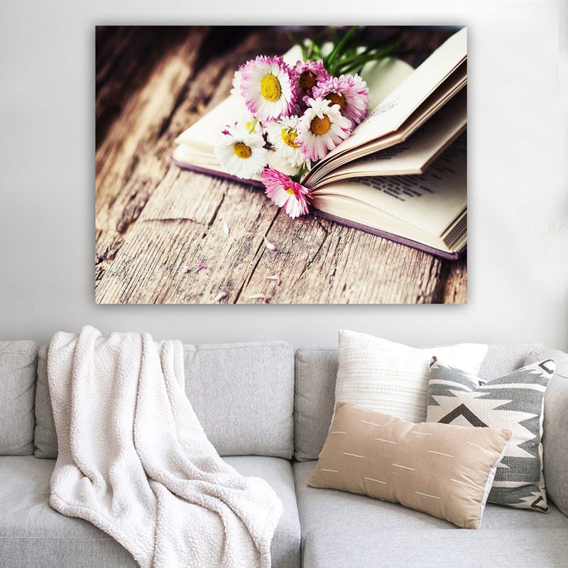 Canvas taulu 70x100 cm - Kukkakimppu avoimen kirjan päällä - Valkoinen / Vaaleanpunainen / Keltainen - Sisustustuotteet - Taulu & taide - Canvas-taulu