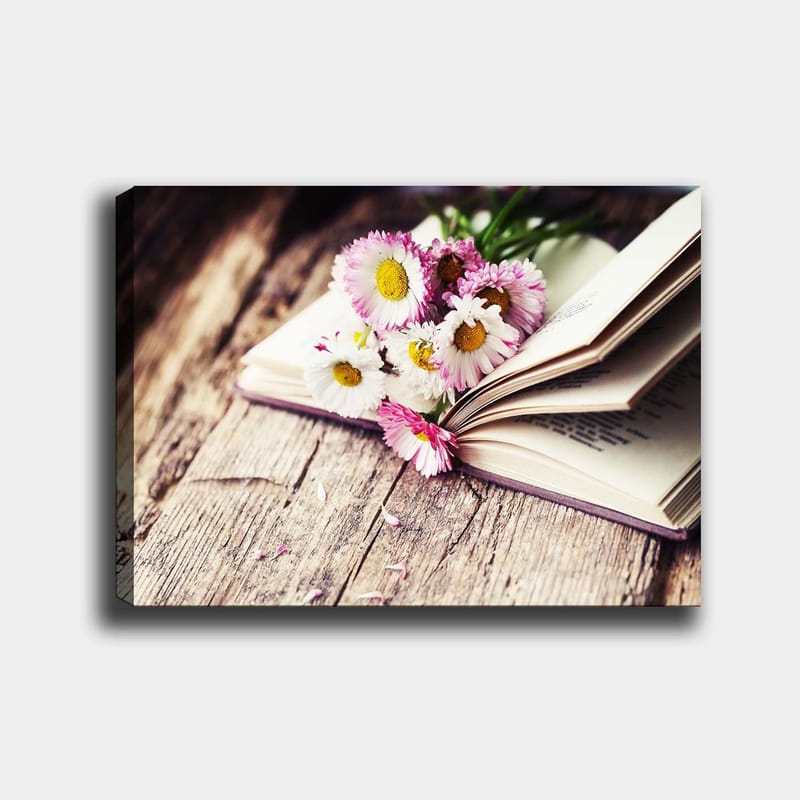 Canvas taulu 70x100 cm - Kukkakimppu avoimen kirjan päällä, Valkoinen / Vaaleanpunainen / Keltainen