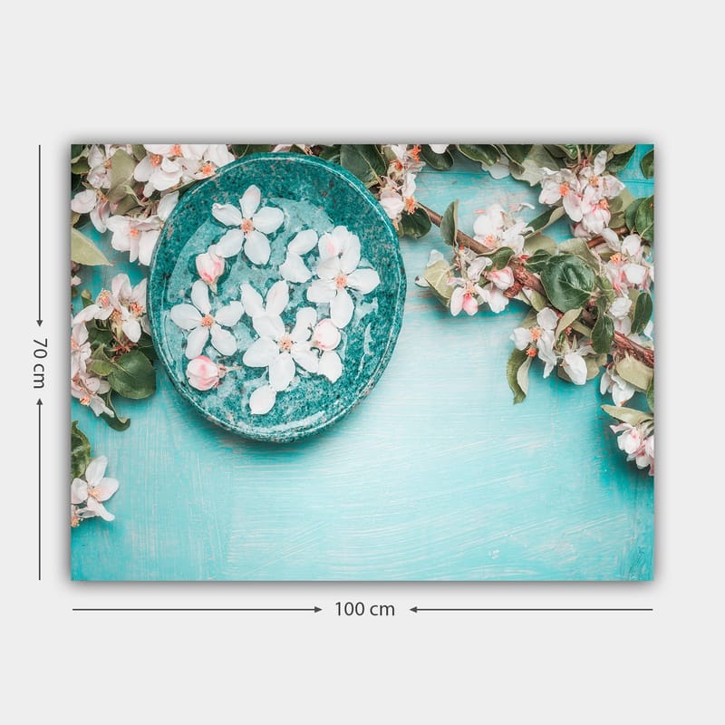 Canvas taulu 70x100 cm - Kukkakulho rehevän vihreän oksan ja kukkien ympäröimänä vaaleansinisellä pohjalla - Turkoosi / Valkoinen / Vaaleanpunainen - Sisustustuotteet - Taulu & taide - Canvas-taulu