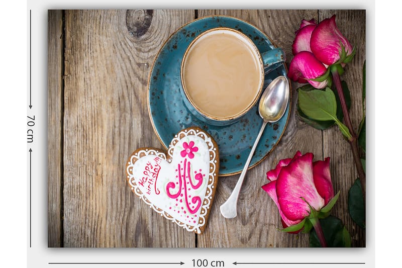 Canvas taulu 70x100 cm - Kuppi kahvia, sydämenmuotoinen piparkakku ja ruusut puupöydällä - Turkoosi / Vaaleanpunainen / Ruskea - Sisustustuotteet - Taulu & taide - Canvas-taulu