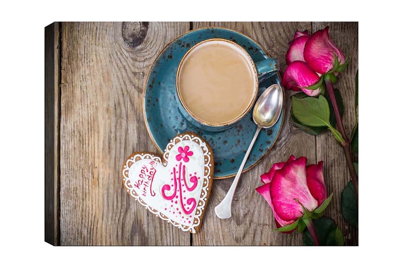 Canvas taulu 70x100 cm - Kuppi kahvia, sydämenmuotoinen piparkakku ja ruusut puupöydällä, Turkoosi / Vaaleanpunainen / Ruskea