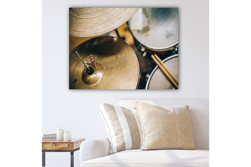 Canvas taulu 70x100 cm - Lähikuva rummuista ja symbaaleista, Kulta / Musta / Hopea