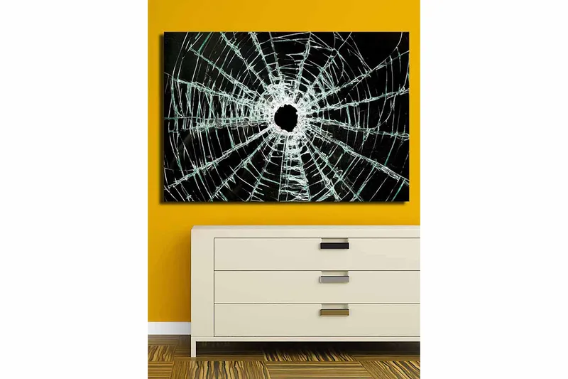 Canvas taulu 70x100 cm - Lähikuva säröilevästä lasiruudusta, jossa on keskellä reikä ja ulospäin ulottuvia halkeamia - Musta / Läpinäkyvä - Sisustustuotteet - Taulu & taide - Canvas-taulu