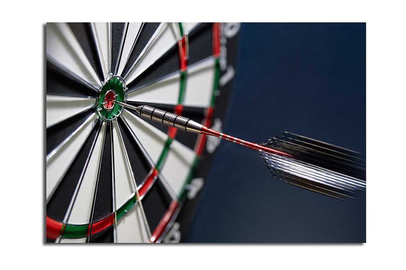 Canvas taulu 70x100 cm - Lähikuva tikkataulusta, jonka keskipisteeseen osuu nuoli, Vihreä / Punainen / Musta