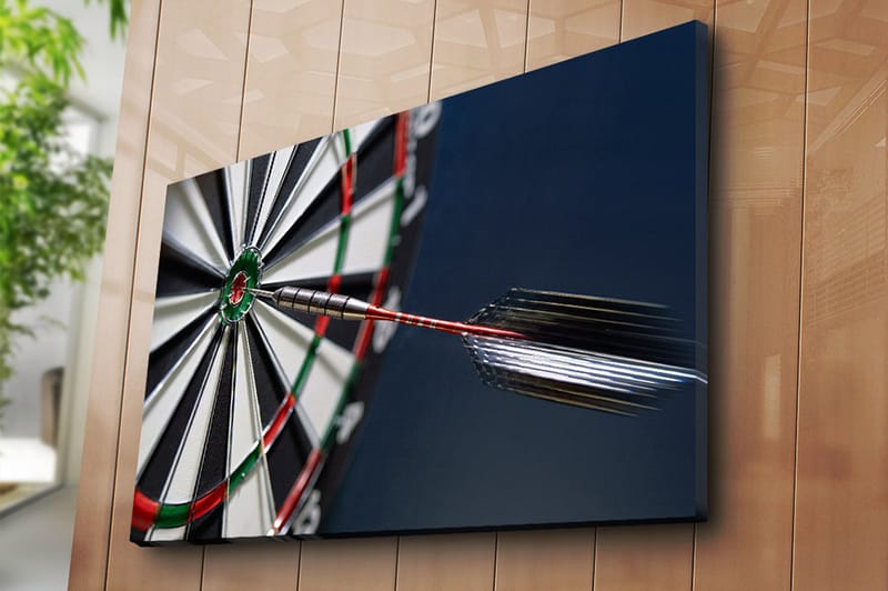 Canvas taulu 70x100 cm - Lähikuva tikkataulusta, jonka keskipisteeseen osuu nuoli - Vihreä / Punainen / Musta - Sisustustuotteet - Taulu & taide - Canvas-taulu