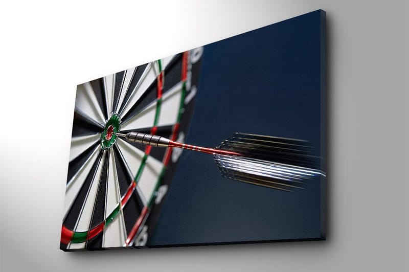 Canvas taulu 70x100 cm - Lähikuva tikkataulusta, jonka keskipisteeseen osuu nuoli - Vihreä / Punainen / Musta - Sisustustuotteet - Taulu & taide - Canvas-taulu