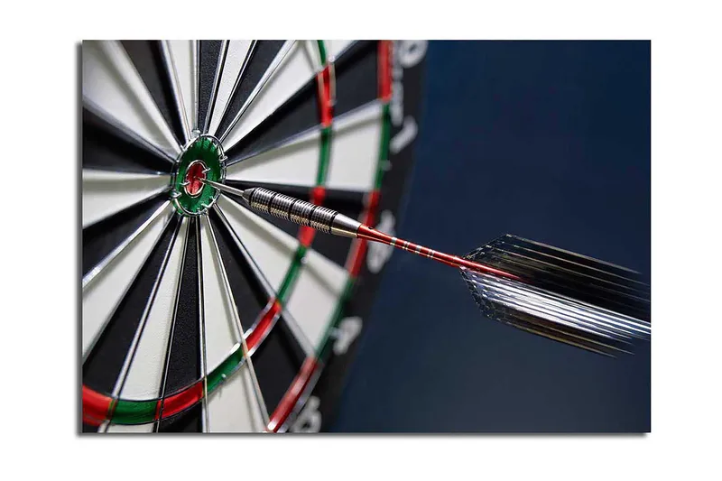 Canvas taulu 70x100 cm - Lähikuva tikkataulusta, jonka keskipisteeseen osuu nuoli, Vihreä / Punainen / Musta
