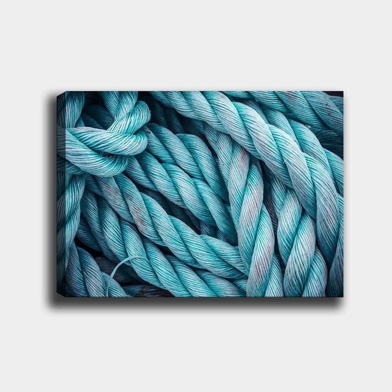 Canvas taulu 70x100 cm - Lähikuva toisiinsa kietoutuneista köysistä, jotka luovat dynaamisen ja teksturoidun sommitelman - Turkoosi / Vaaleansininen - Sisustustuotteet - Taulu & taide - Canvas-taulu