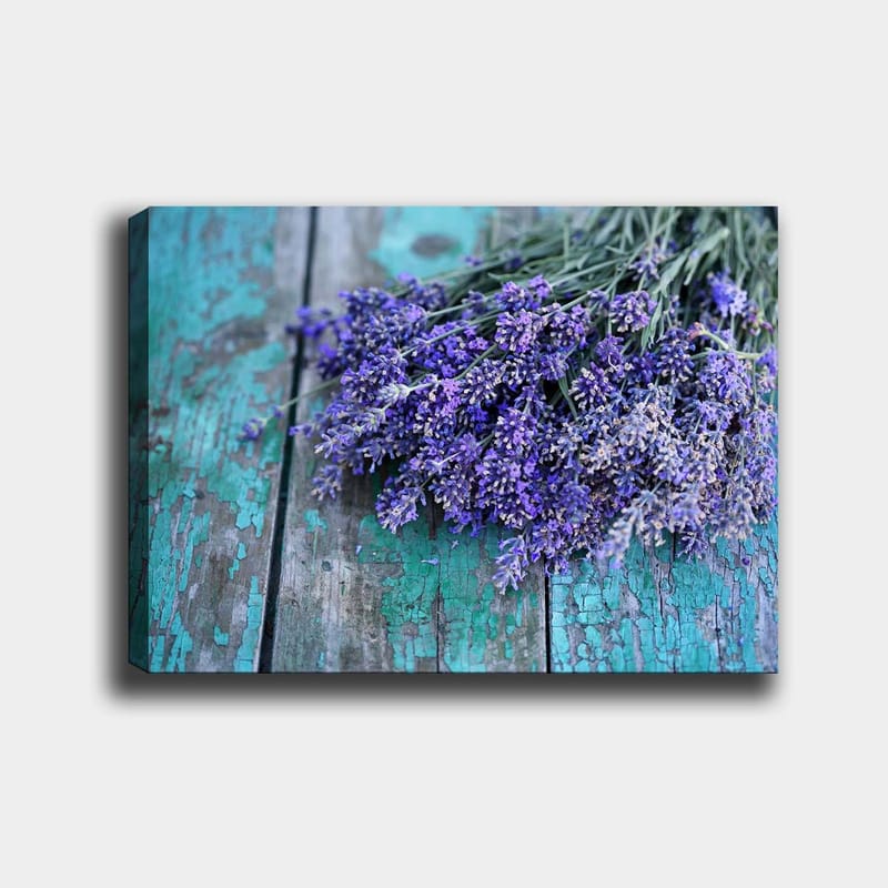 Canvas taulu 70x100 cm - Laventelikimppu kuluneelle, turkoosille puupinnalle, Violetti / Turkoosi
