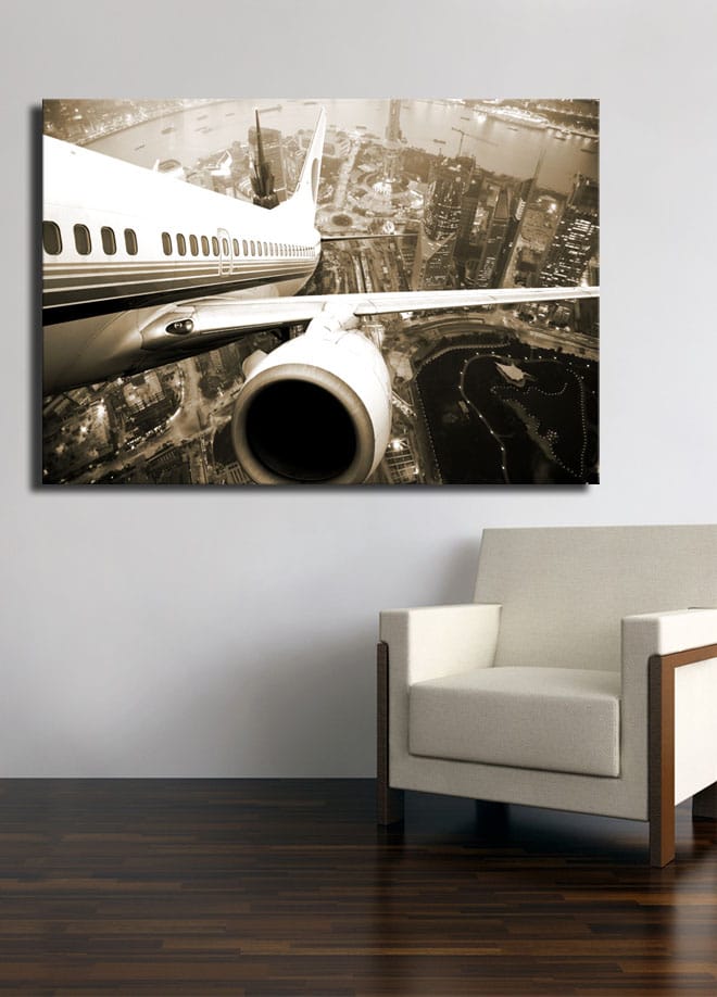 Canvas taulu 70x100 cm - Lentokone leijuu kaupungin yllä hämärässä - Musta / Valkoinen / Harmaa - Sisustustuotteet - Taulu & taide - Canvas-taulu