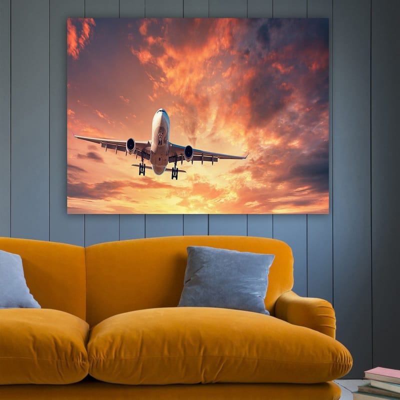 Canvas taulu 70x100 cm - Lentokoneen laskeutuminen dramaattista auringonlaskua ja värikkäitä pilviä vasten - Oranssi / Violetti / Sininen - Sisustustuotteet - Taulu & taide - Canvas-taulu