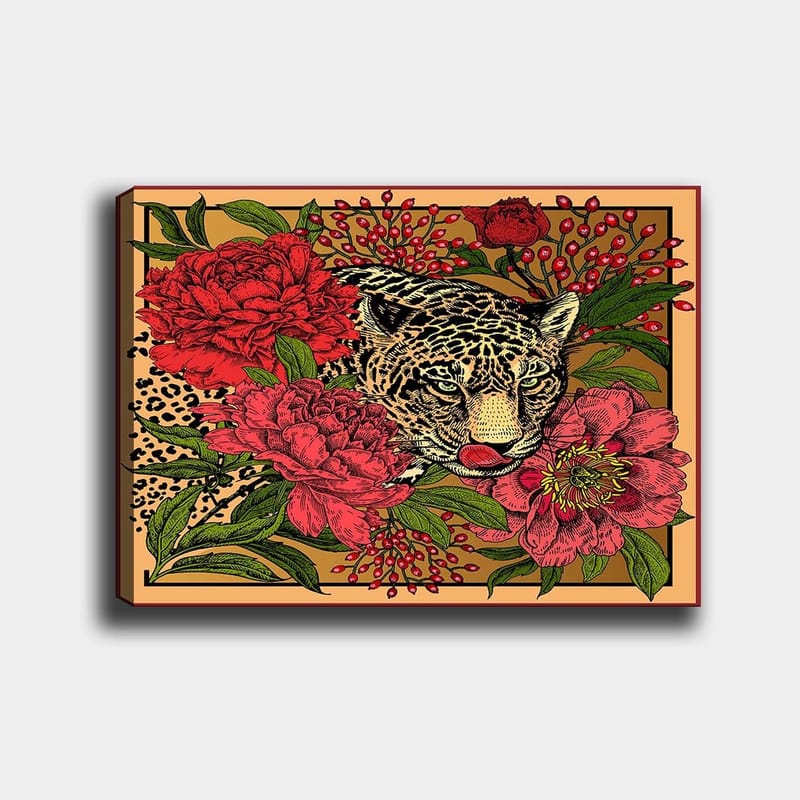 Canvas taulu 70x100 cm - Leopardi värikkäiden kukkien ja vihreiden lehtien ympäröimänä, Punainen / Vihreä / Beige