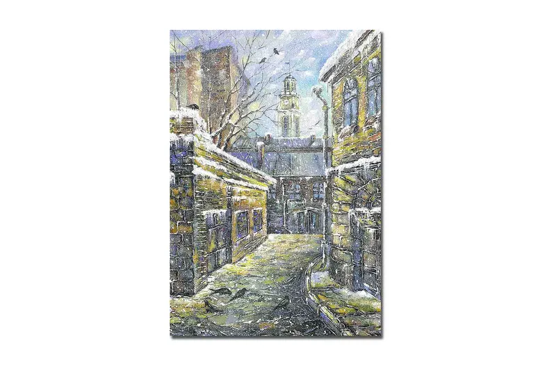 Canvas taulu 70x100 cm - Linnunrata vanhojen rakennusten ympäröimänä, joiden katoilla on lunta, Keltainen / Sininen / Valkoinen