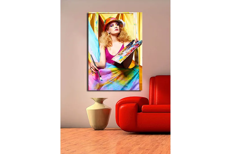 Canvas taulu 70x100 cm - Luova nainen maalaa paletti kädessään, värikkäiden kankaiden ympäröimänä - Vaaleanpunainen / Sininen / Keltainen - Sisustustuotteet - Taulu & taide - Canvas-taulu