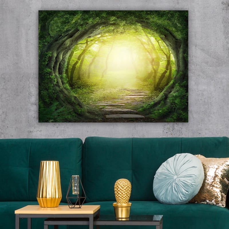 Canvas taulu 70x100 cm - Maaginen metsäpolku, jonka valo loistaa puiden vihreyden läpi - Vihreä / Vaaleankeltainen - Sisustustuotteet - Taulu & taide - Canvas-taulu